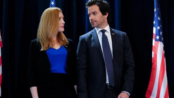 Bild 1 von 6: Grace (Jennifer Finnigan, l.); Darius (Santiago Cabrera, r.)