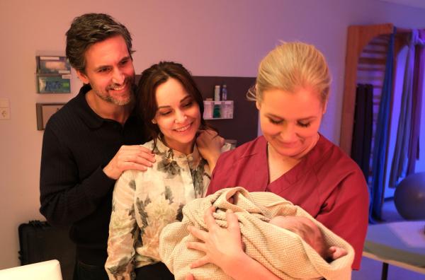 Bild 1 von 15: Mit der Adoption der kleinen Chiara erfüllt sich für Jan (Tom Beck, l.) und Katina Wolff (Mina Tander, M.) ein lange gehegter Wunsch. Lena Lorenz (Judith Hoersch, r.) spürt jedoch die Zweifel der leiblichen Mutter.