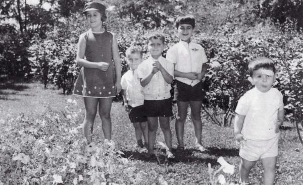 Bild 1 von 10: Die Kinder der al-Assads im Garten des Präsidentenpalastes. Von links: Buschra, Majd, Baschar, Basil und Mahir.