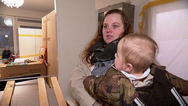 Bild 1 von 2: Wegen eines Wasserschadens sind Malena, Jerome und die Kids in einer Notunterkunft gestrandet.