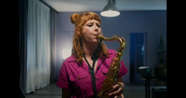 Bild 1 von 6: Lena (Sarah Bauerett) spielt auf ihrem Saxophon.