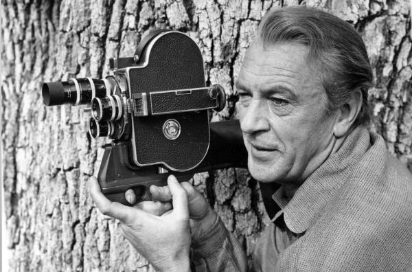 Bild 1 von 3: Gary Cooper mit seiner eigenen 16-mm-Kamera: Der stille, aber ausdrucksstarke Schauspieler wirkte in über 100 Filmen mit.