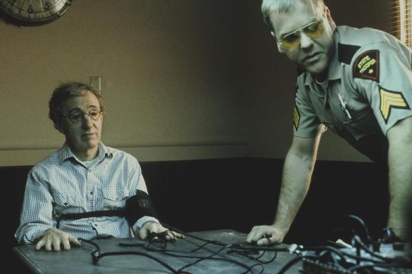 Bild 1 von 8: Als Tex (Woody Allen, l.) die Hand seiner Frau auf einem Zeitungsfoto entdeckt und sofort nach New Mexiko aufbricht - dicht gefolgt von dem nach Rache sinnenden Sheriff (Kiefer Sutherland, r.) - nimmt das Chaos seinen Lauf ...