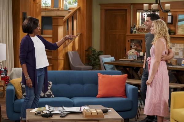 Bild 1 von 14: (v.l.n.r.) Tina Butler (Tichina Arnold); Dave Johnson (Max Greenfield); Gemma Johnson (Beth Behrs)