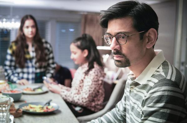 Bild 1 von 1: Apotheker Faisal (Amit Shah) wird von mehreren Seiten erpresst.