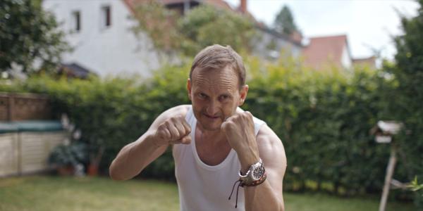 Bild 1 von 2: Weil Andis (Milan Peschel) Sohn Rocco (Minh Hoang Ha) auf dem Nachhauseweg von älteren Jungs verprügelt wurde, trainiert er ihn nun in Sachen Selbstverteidigung.