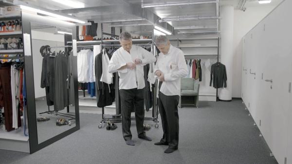 Bild 1 von 8: Im Bild: Die Moderatoren Christoph Wagner-Trenkwitz und Karl Hohenlohe beim Einkleiden.