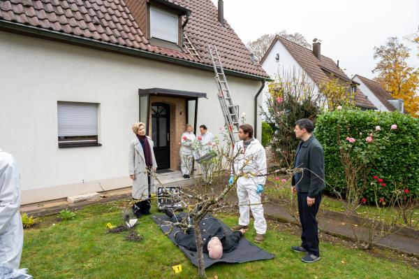 Bild 1 von 4: Tatort Hausdach: Nachdem ein Bezirksschornsteinfeger vom Dach gestürzt ist, ist schnell klar, dass er gestoßen wurde. Das bestätigt Rechtsmediziner Dr. Benedikt Förster (Florian Wünsche, 2.v.r.) den Kommissaren Martina Seiffert (Astrid M. Fünderich, l.) und Rico Sander (Benjamin Strecker, r.).
