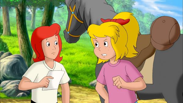 Bild 1 von 5: Bibi (r.) zeigt Tina (l.) eine Nachricht, in der steht, dass Sabrina erst freigelassen wird, wenn sie Regen hext.