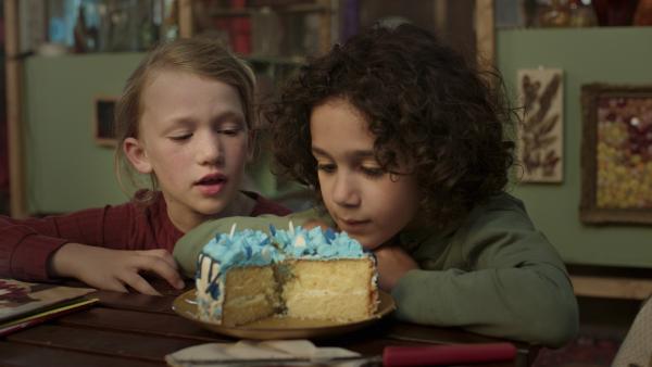 Bild 1 von 3: Saïd und Anna sind skeptisch. Der Kuchen ist ja blau!