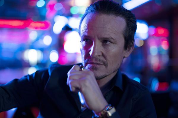 Bild 1 von 9: Freddy (Damon Herriman)