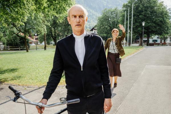 Bild 1 von 8: Pfarrer Sonnleitner (Johannes Herrschmann) fühlt sich von Heidrun Niedermayer (Catalina Navarro Kirner) geradezu verfolgt.