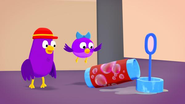 Bild 1 von 3: Fieps und Pieps entdecken eine offene Seifenblasen Flasche.