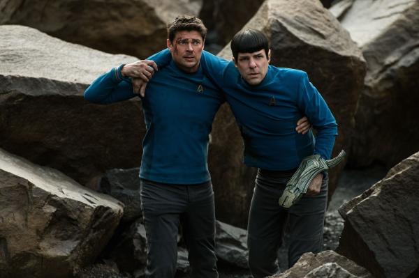 Bild 1 von 20: Left to right: Karl Urban plays Bones and Zachary Quinto plays Spock in Star Trek Beyond from Paramount Pictures, Skydance, Bad Robot, Sneaky Shark and Perfect Storm Entertainment
