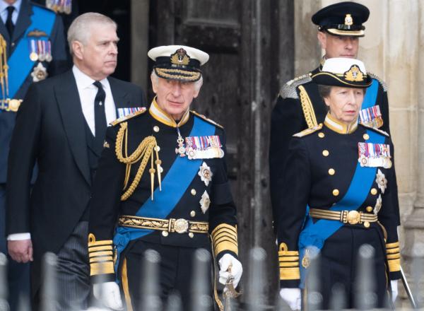 Bild 1 von 2: Auch sie stehen immer im Rampenlicht: Anne (2.v.r.), Edward (r.) und Andrew (l.), die Geschwister von König Charles III. (2.v.l.). Als Mitglieder der britischen Königsfamilie sind sie zur Repräsentation geboren, doch der Topjob ist schon vergeben. Was bedeutet es, als \