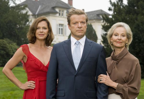 Bild 1 von 3: Familienoberhaupt Lilo von Rheinberg (Gerlinde Locker, rechts) mit ihrem Sohn Markus (Roland Koch) und ihrer Tochter Mona (Angela Roy).