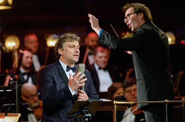 Bild 1 von 2: Jonas Kaufmann (li.) und Dirigent Jochen Rieder (re.) am 23. Februar 2024 in Prag