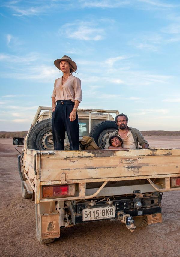 Bild 1 von 4: Im Bild: Svenja (Anneke Kim Sarnau), Kalti (Aaron Pedersen) und sein Sohn Jack (Tjiirdm McGuire, Mitte) sind mitten im australischen Outback.