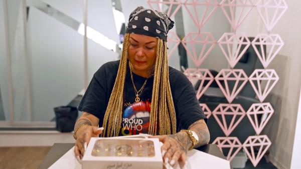 Bild 1 von 2: Beautysalon-Chefin Jezz muss ihr Team über die angespannte Lage informieren. Gleichzeitig plant sie eine besondere Party, um einen potenziellen Investor zu überzeugen.