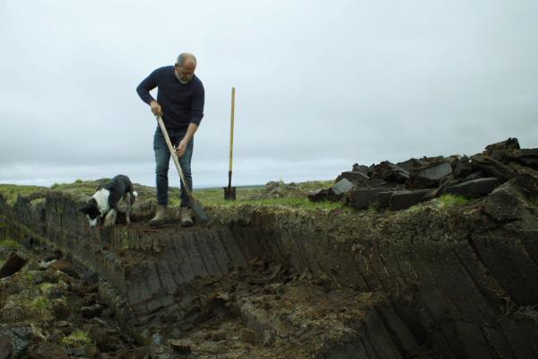 Bild 1 von 6: Declan Caulfield beim Torfstechen auf den Ceide Fields im CountyMayo