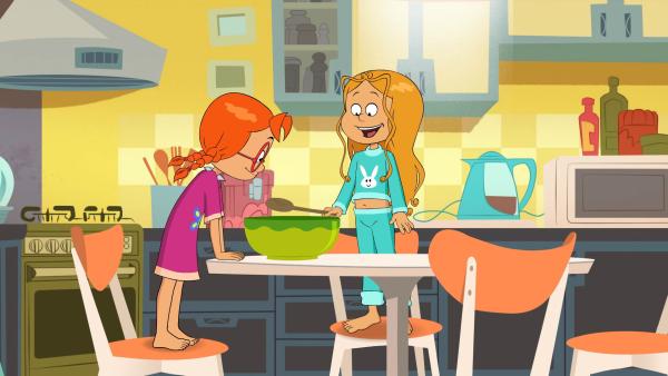 Bild 1 von 3: Marine und ihre Freundin Nat backen einen Camambert-Kuchen.