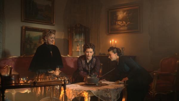 Bild 1 von 5: Frauen und Kaffee? So ein seltsames Paar sahen die Männer gar nicht gern in ihren Kaffeehäusern. Also trafen sich die Frauen privat- und frönten ihrer neuen Leidenschaft beim Kaffeekränzchen.