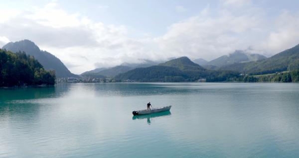 Bild 1 von 15: Sie zählen zu den schönsten Gewässern Österreichs, der Wolfgangsee, der Fuschlsee und der Mondsee. Majestätisch sind sie zwischen den Salzburger Alpen eingebettet mit ihrem kristallklaren Wasser. Im Salzburger Seenland haben sich die Menschen ihren Gemeinschaftssinn noch bewahrt. Man kommt zusammen, hilft einander bei der Arbeit, pflegt gemeinsam die Traditionen der Region. Im Bild: Fischereimeister Gerhard Langmaier am Fuschlsee.