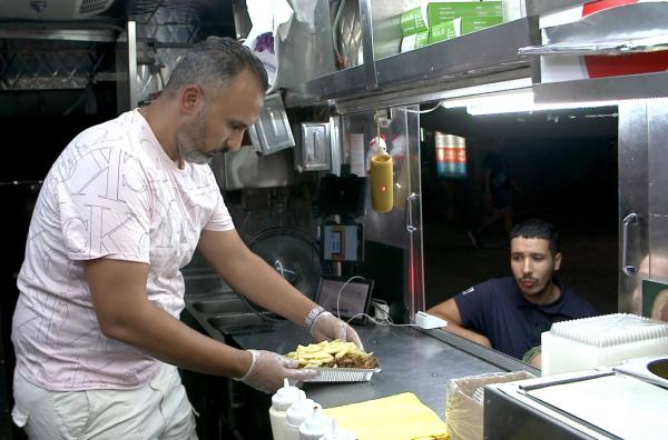 Bild 1 von 11: Wie Mohammed Afifi (li.) versuchen viele Immigranten in New York, ihren Foodtruck-Traum zu verwirklichen.