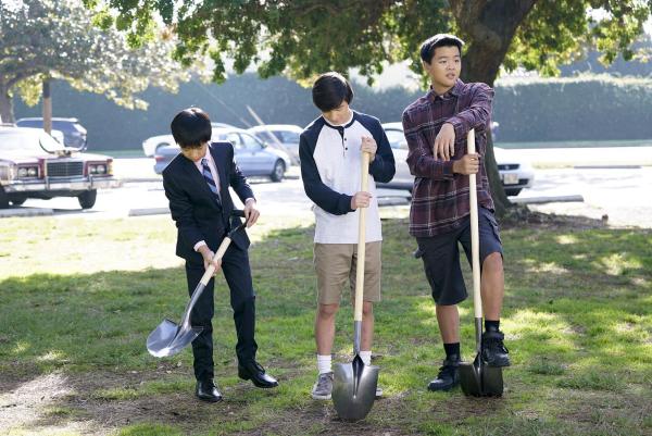 Bild 1 von 11: (v.l.n.r.) Evan Huang (Ian Chen); Emery Huang (Forrest Wheeler); Eddie Huang (Hudson Yang)
