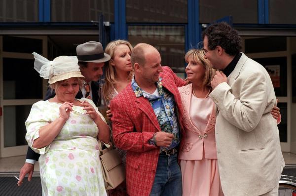 Bild 1 von 4: Im Bild (v.li.): Martha Butbul (Jazz Gitti), Herbert Pendl (Besoffener), Nina Proll (Michaela Kuchenbäcker), Roland Düringer (Joschi Täubler), Christine Schuberth (Branntweinerin), Michael Niavarani (Kuchenbäcker).