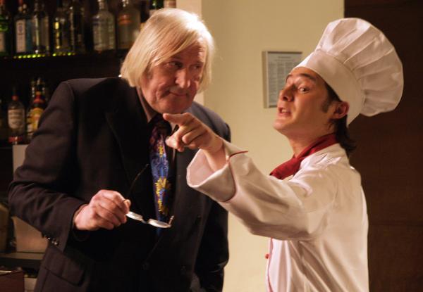 Bild 1 von 2: Der Koch (Rafael Schuchter, rechts) beklagt sich über die unqualifizierte Kritik der Gäste beim Geschäftsführer (Marian Stermschegg) und kündigt.