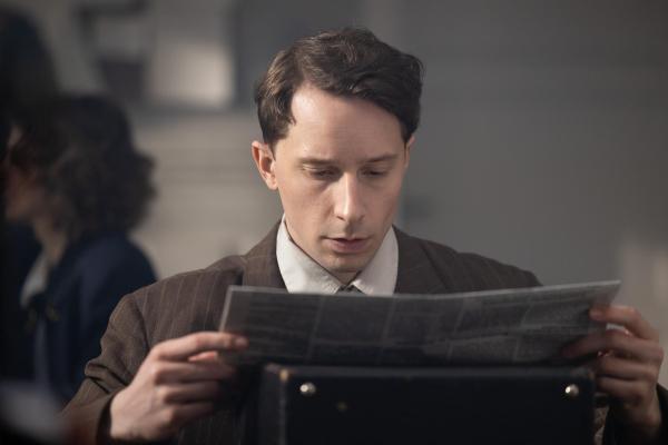 Bild 1 von 46: Im Bild: Seine Artikel werden überall gelesen. Ernst Michel (Jonathan Berlin) arbeitet für die Presseagentur DANA, die Zeitungen in ganz Deutschland, aber auch in den USA beliefert.