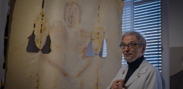 Bild 1 von 4: Für den Chemiker Luigi Garlaschelli stammt das Grabtuch von Turin aus dem Mittelalter. Mit einer Reproduktion versucht er, die Herstellung des Grabtuches zu erforschen.