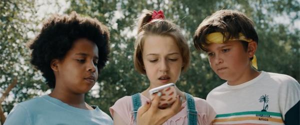 Bild 1 von 4: Von links: Noor (Maja Azila), Ella (Cécile Enthoven) und Sammy (Arthur Hermans) schauen auf Ellas Handy.