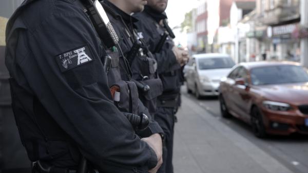 Bild 1 von 7: Polizeibeamte bei einer Razzia in Essen