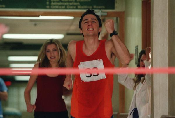 Bild 1 von 2: Das Medizinstudium ist erfolgreich abgeschlossen und somit der Tag der Wahrheit gekommen - John Dorian, genannt J.D., tritt seine Stelle als Assistenzarzt im Sacred Heart Krankenhaus an. Als er gleich am ersten Tag die unangenehme Bekanntschaft von Dr. Kelso, dem Chefarzt der Klinik, und seinem Kollegen Dr. Cox macht, ist J.D. froh, nicht der einzige neue Assistenzarzt zu sein: Ihm zur Seite stehen sein alter Kumpel Turk sowie die kühl wirkende, aber äußerst hübsche Elliot ...