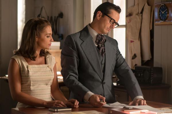 Bild 1 von 6: Ana Rivera (Paula Echevarría, l.); Raúl de la Riva (Asier Etxeandia, r.)