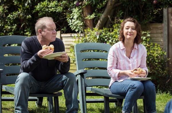 Bild 1 von 6: Michael (Peter Mullan) und Cathy (Lesley Manville) planen, zusammen zum Gartencenter zu fahren. Welches ist allerdings noch nicht klar Ö