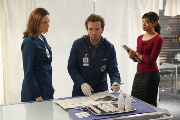 Bild 1 von 9: (v.l.n.r.) Dr. Brennan (Emily Deschanel); Dr. Hodgins (T.J. Thyne); Saroyan (Tamara Taylor)