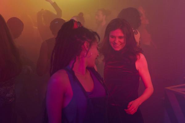 Bild 1 von 4: Bobbi (Sasha Lane, l.) und Frances (Alison Oliver, r.) sind wieder vereint und sie merken, dass es sich so einfach richtig anfühlt.