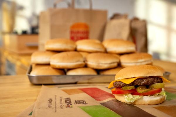 Bild 1 von 13: Burger King bietet angeblich größere Portionen als die Konkurrenz an. Aber stimmt das wirklich?