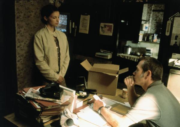 Bild 1 von 13: Erst als die unschuldig verurteilte Libby (Ashley Judd, l.) Unterstützung durch ihren Bewährungshelfer Travis (Tommy Lee Jones, r.) erhält, kommt sie einem infamen Komplott auf die Spur ...