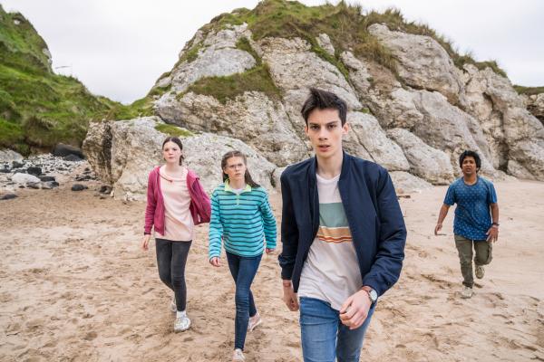 Bild 1 von 10: Isabel (Alis Waters, l.), Monika (Lucy Chambers, 2.v.l.) und Glen (Krish Misra, r.) laufen Louis (Oliver Cunliffe, 2.v.r.) hinterher, der entschlossen das Gespräch mit Jay sucht. Denn Louis hat herausgefunden, warum bis jetzt keiner das Artefakt erreichen konnte.