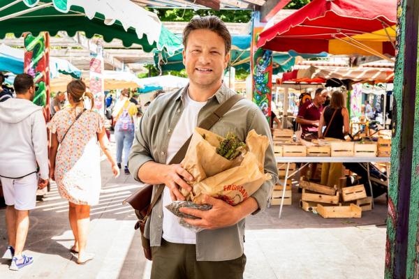 Bild 1 von 3: Im Bild: Jamie Oliver auf dem Bauernmarkt.