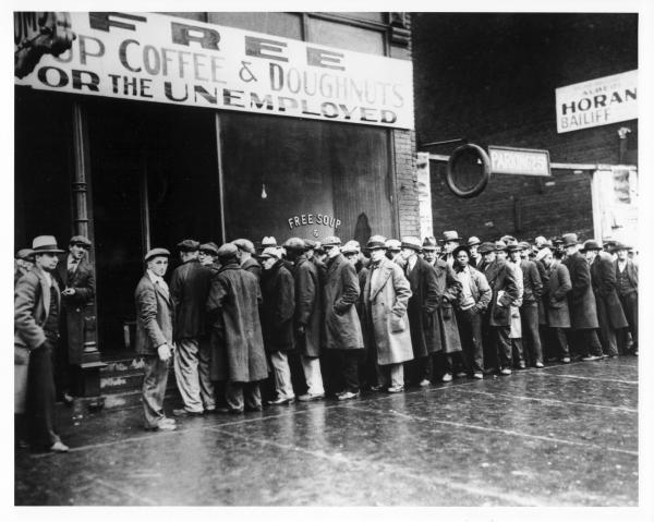 Bild 1 von 2: Arbeitslose Männer stehen im Februar 1931 Schlange vor einer von Al Capone geöffneten Suppenküche in der South State Street 935 in Chicago während der großen Depression in den USA.