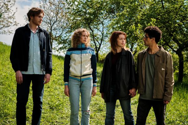 Bild 1 von 8: Die enge Freundschaft zwischen David (Philip Froissant, l.) und Julia (Luise Hart, 2.v.l.) sowie Eva (Emilia Leytner, 2.v.r.) und Roko (Rojan Juan Barani, r.) bekommt Risse.