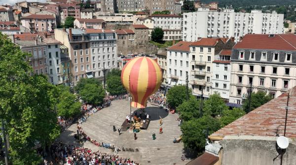 Bild 1 von 13: Reinszenierung des Jungfernflugs der Gebrüder Montgolfier in Annonay.