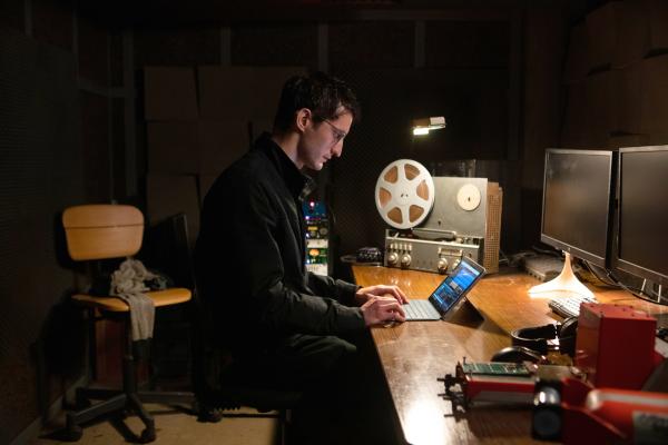 Bild 1 von 10: Mathieu (Pierre Niney) durchsucht heimlich das Home Office und die privaten Geräte seines verschollenen Vorgesetzten Victor Pollock.