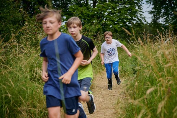 Bild 1 von 7: Marlon (Matti Schneider, r.) will beim Sporttraining an seinen Schauspielfähigkeiten üben.