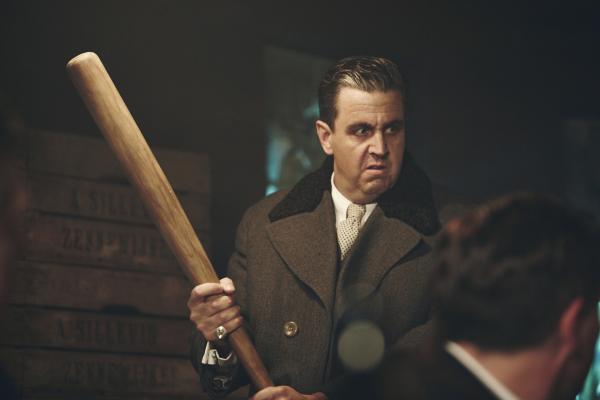 Bild 1 von 3: Hat den Baseballschläger und seine Männer im Griff: Bastian Pastewka als Al Capone.
